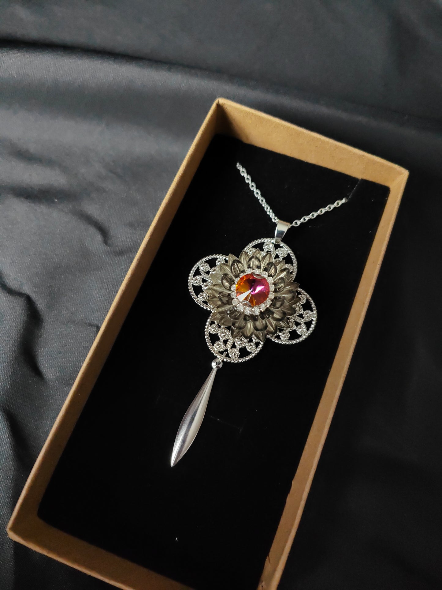 Halsketten mit Anhänger "Blume"